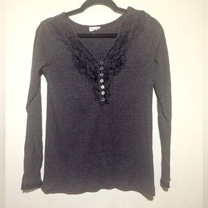 POL long sleeve henley women M ribbed charcoal gray lace button‎ front V-neck